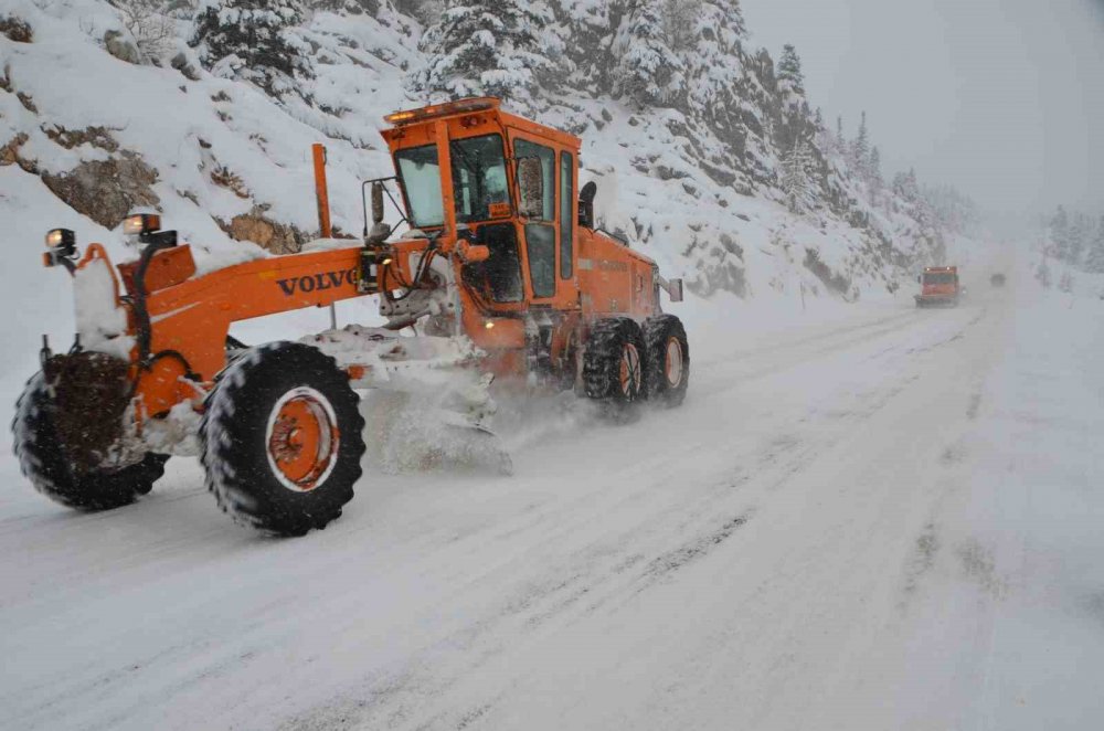 Akseki-Seydişehir kara yolunda kar yağışı devam ediyor