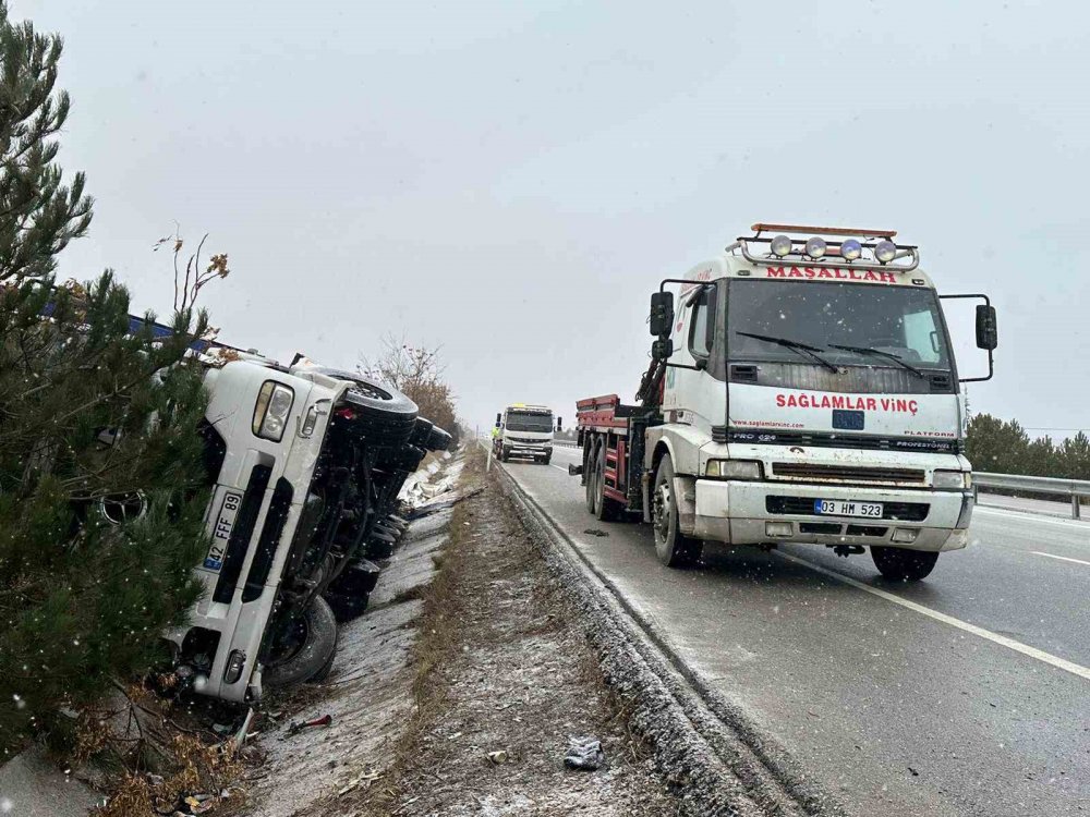 Konya plakalı bira yüklü tır devrildi, tüm yol bira oldu