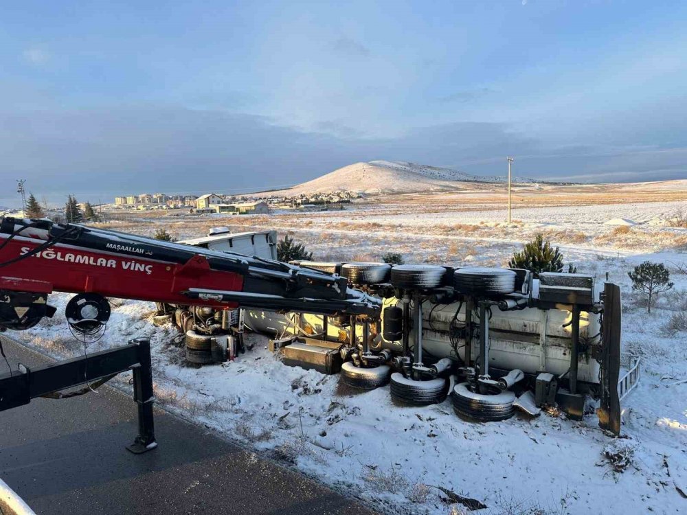 Tanker devrildi, 28 ton yağ ziyan oldu