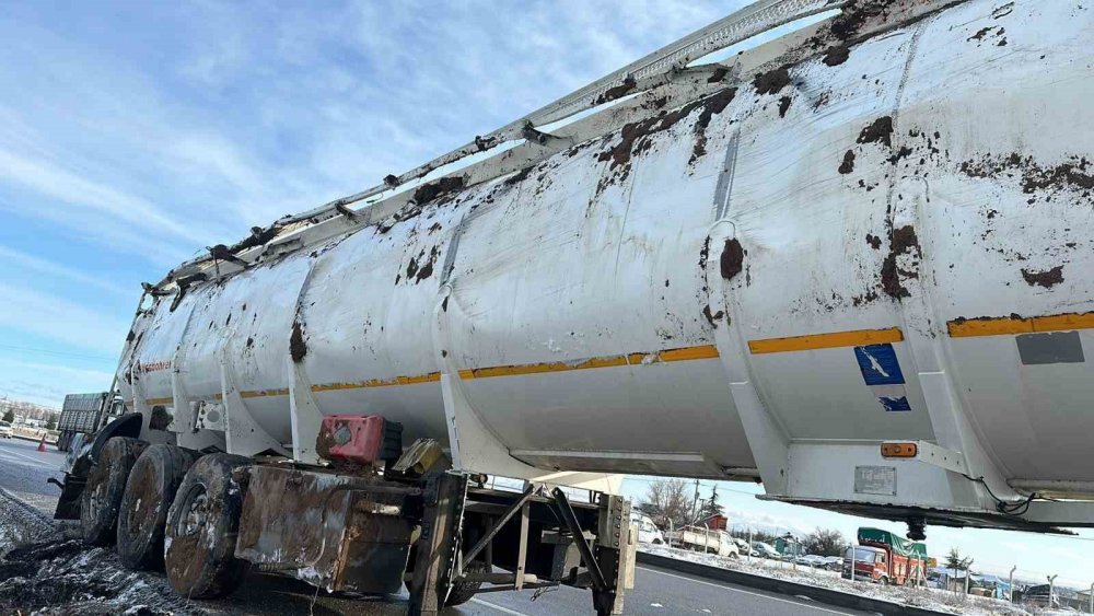 Tanker devrildi, 28 ton yağ ziyan oldu