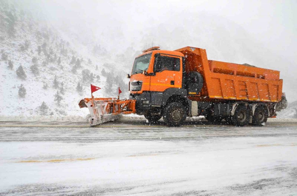 Ekipler Antalya-Konya kara yolunu açık tutmak için gece gündüz çlışıyor