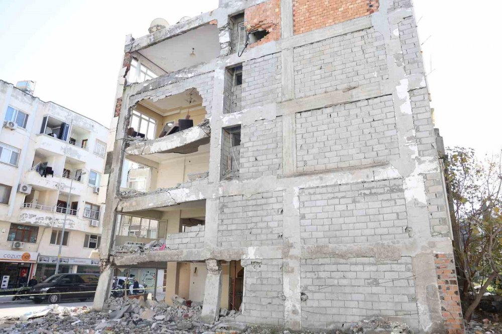 Güçlükle ayakta duran 'hasarsız' bina yıkılıyor