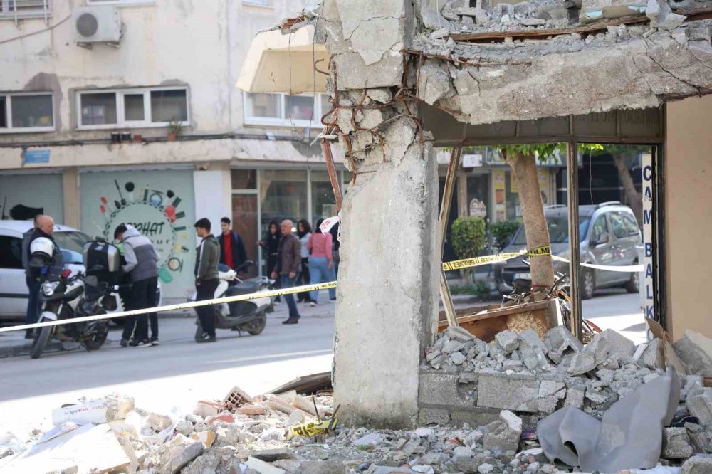 Güçlükle ayakta duran 'hasarsız' bina yıkılıyor