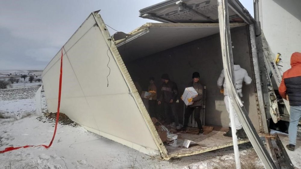 Konya plakalı tır Bolvadin'de şarampole devrildi