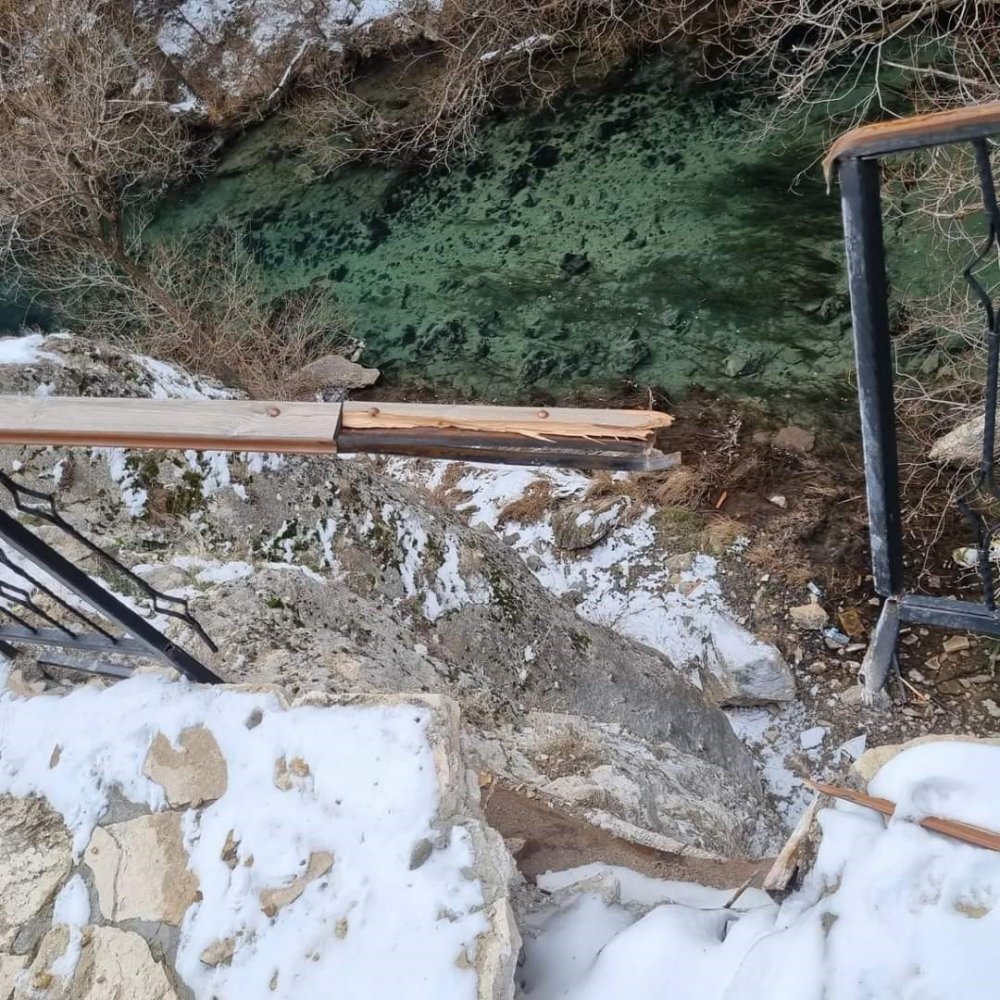 Düşen kaya parçaları binlerce yıllık Şuğul Kanyonu'nda hasara neden oldu