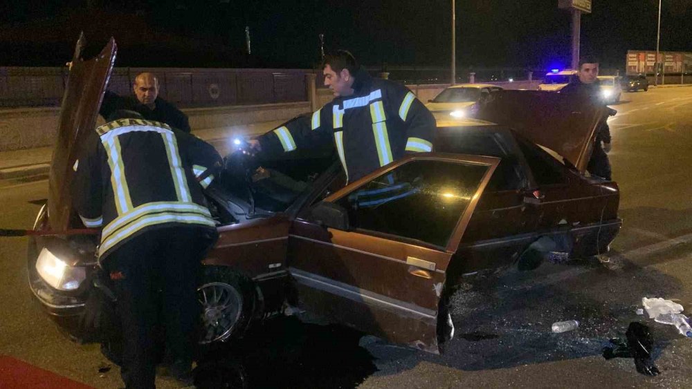 Karaman'da gizli buzlanma kazası: Virajı alamayan otomobil yan yattı