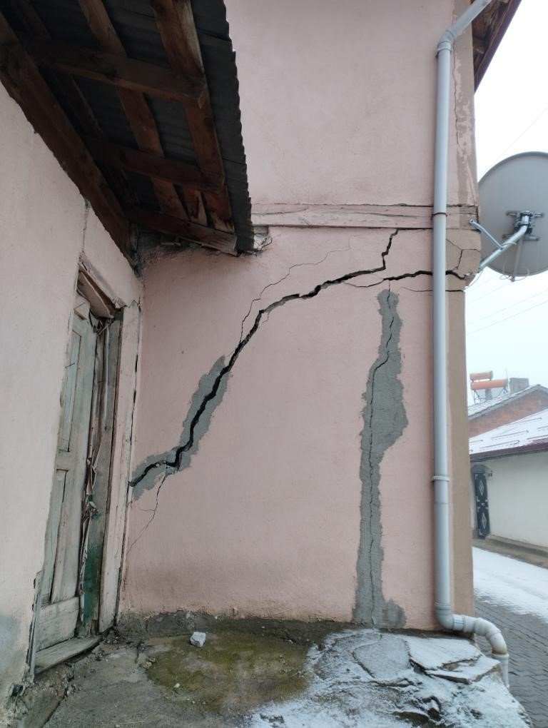 Köyde oluşan çatlaklar paniğe neden oldu