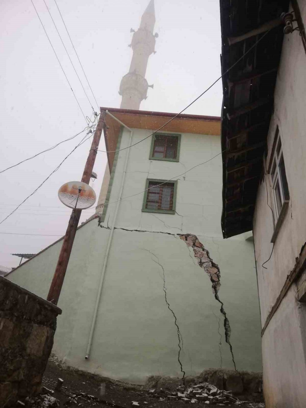 Köyde oluşan çatlaklar paniğe neden oldu