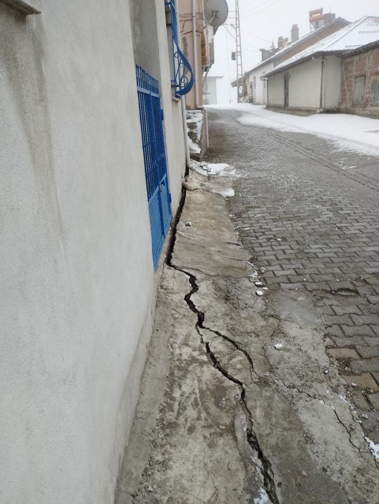 Köyde oluşan çatlaklar paniğe neden oldu