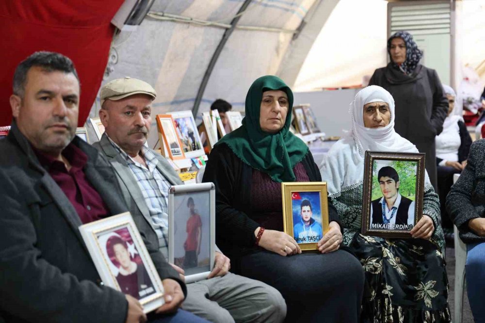 HDP önünde evlat nöbetindeki ailelerden çocuklarına ‘teslim ol’ çağrısı