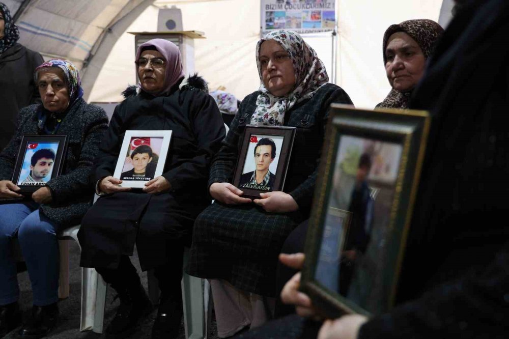 HDP önünde evlat nöbetindeki ailelerden çocuklarına ‘teslim ol’ çağrısı