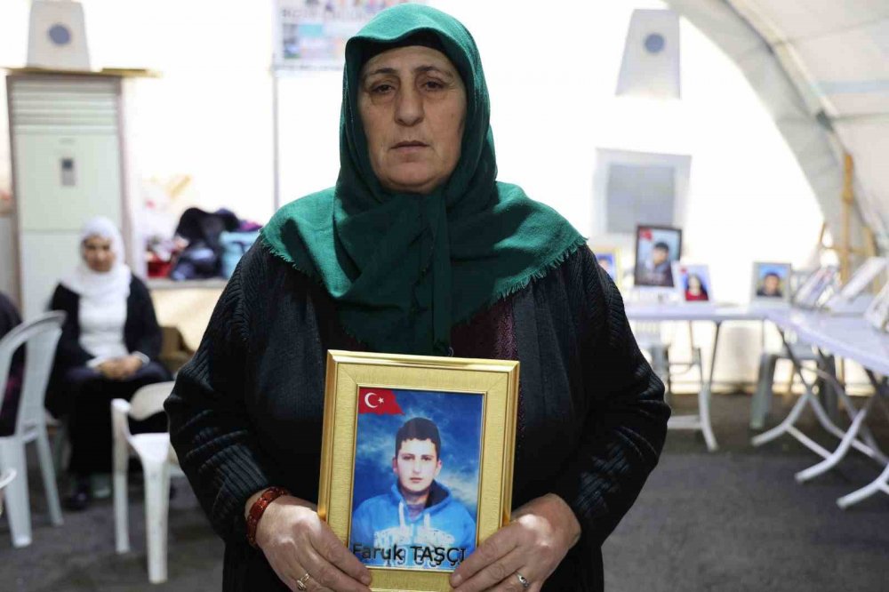 HDP önünde evlat nöbetindeki ailelerden çocuklarına ‘teslim ol’ çağrısı