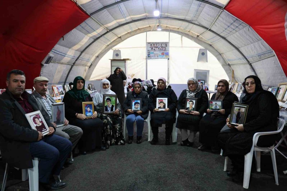 HDP önünde evlat nöbetindeki ailelerden çocuklarına ‘teslim ol’ çağrısı