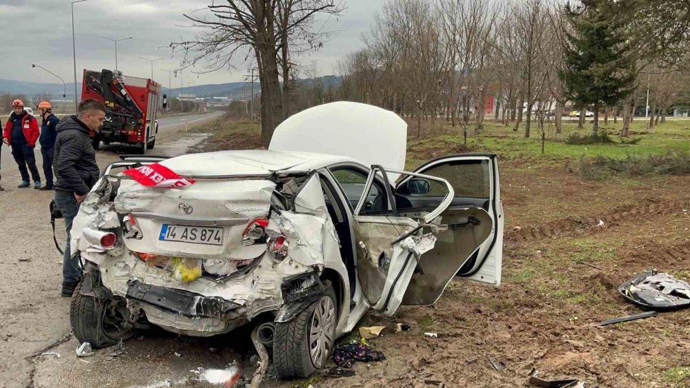 Erpiliç kamyonu kırmızı ışıkta bekleyen otomobili kağıt gibi ezdi: 1’i ağır, 3 yaralı