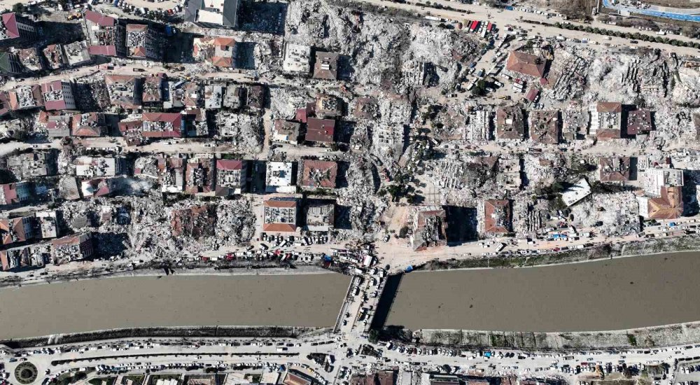 Hatay’da depremin ortaya çıkarttığı hasar 1 yıl sonra böyle görüntülendi