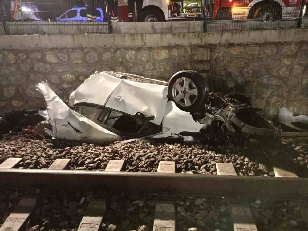 Kaza yapan otomobil ikiye bölünüp tren rayına düştü: 1 ölü, 2 ağır yaralı