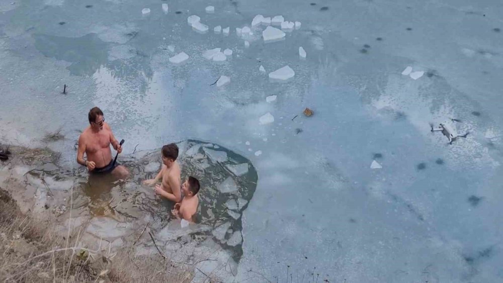 Uludağ'ın buz tutan göllerinde yüzüyorlar
