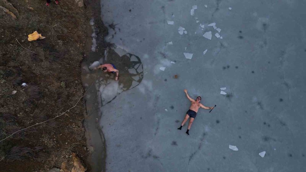 Uludağ'ın buz tutan göllerinde yüzüyorlar