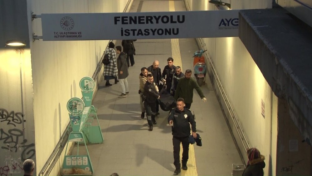 Marmaray’da bir kişi raylara atladı