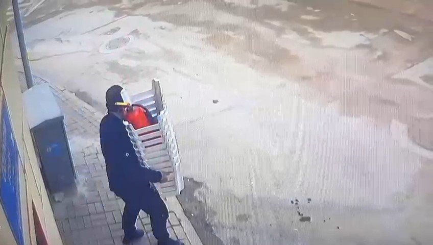 Ayağına uyan ayakkabıyı giyip gitti