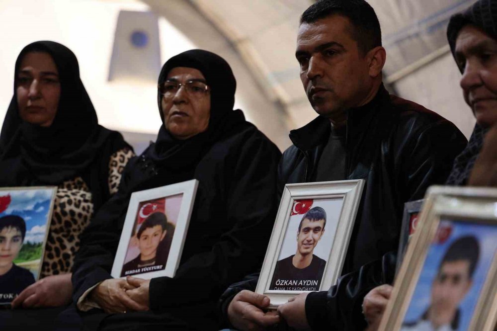 HDP/DEM Parti önünde evlat nöbeti! Acılı anne 30 yıldır oğlundan haber alamıyor