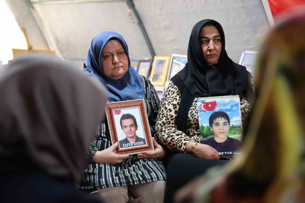 HDP/DEM Parti önünde evlat nöbeti! Acılı anne 30 yıldır oğlundan haber alamıyor