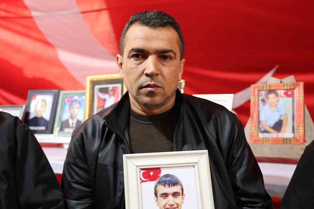 HDP/DEM Parti önünde evlat nöbeti! Acılı anne 30 yıldır oğlundan haber alamıyor