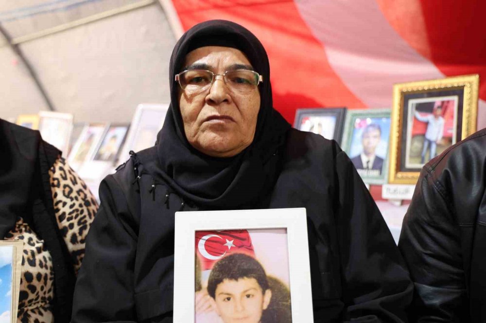 HDP/DEM Parti önünde evlat nöbeti! Acılı anne 30 yıldır oğlundan haber alamıyor