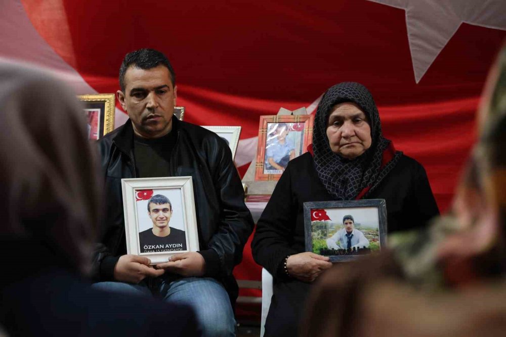 HDP/DEM Parti önünde evlat nöbeti! Acılı anne 30 yıldır oğlundan haber alamıyor