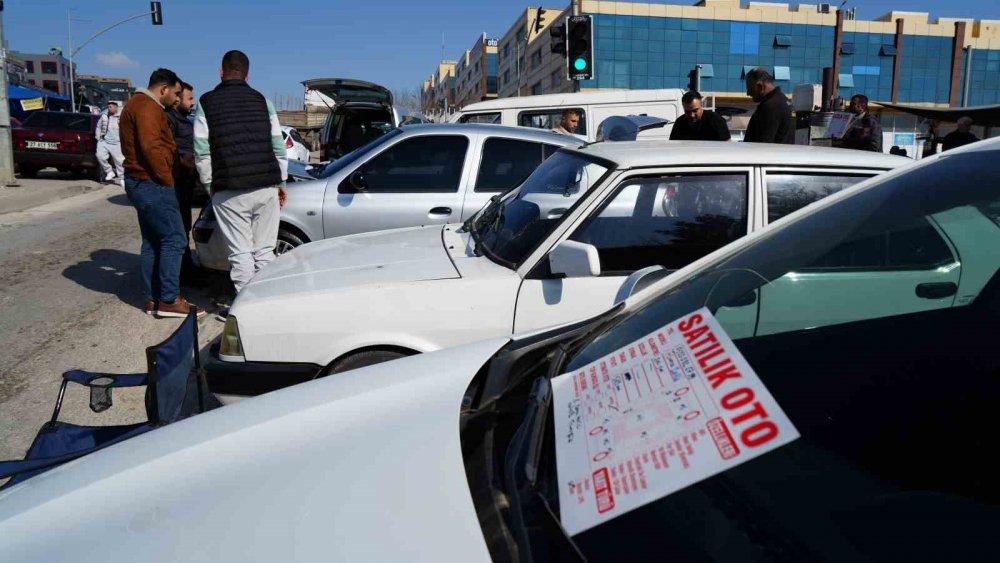 İkinci el oto pazarında bakan çok, alan az