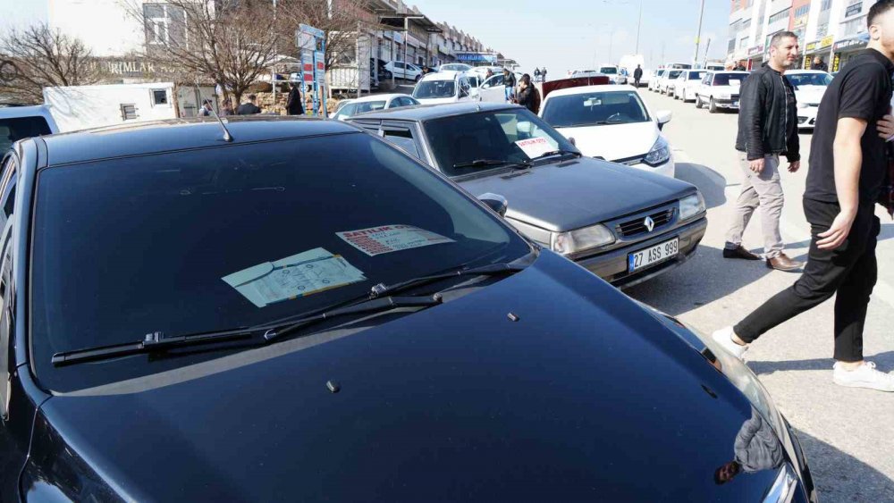 İkinci el oto pazarında bakan çok, alan az