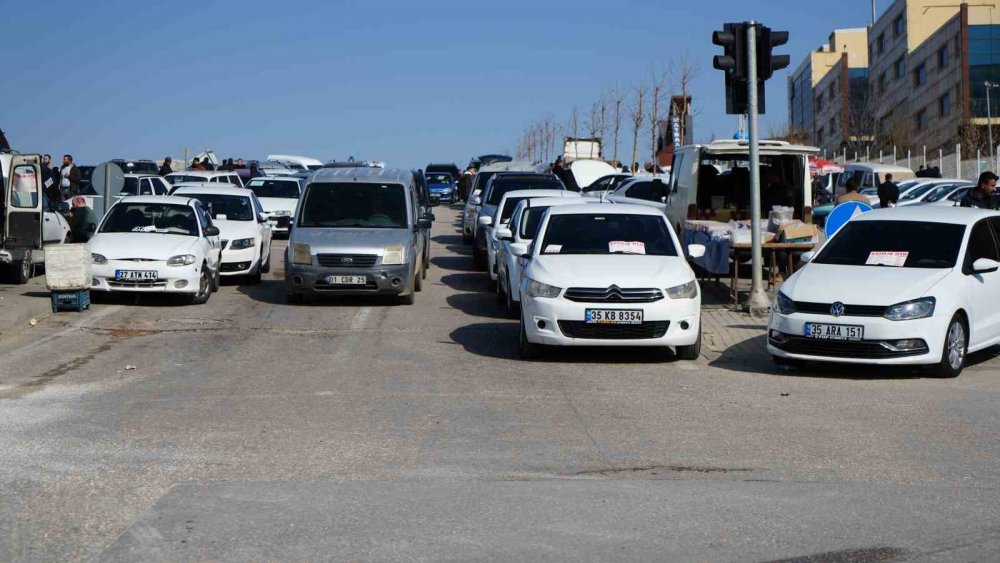 İkinci el oto pazarında bakan çok, alan az