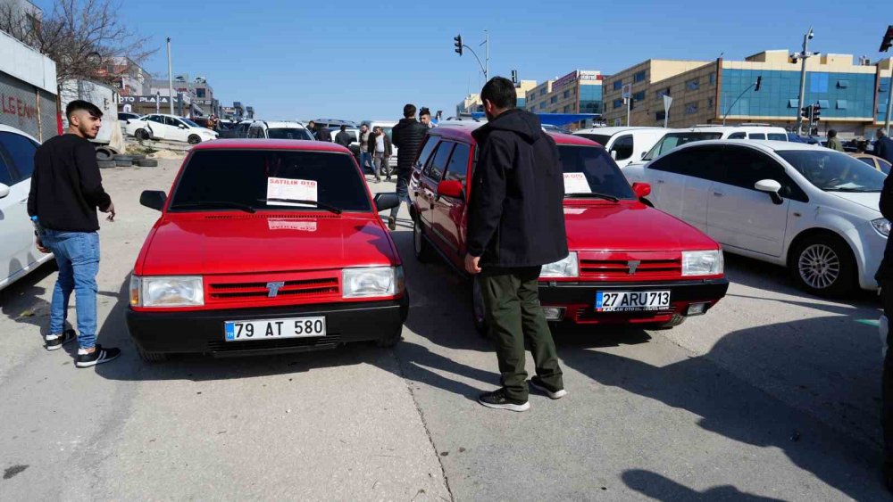 İkinci el oto pazarında bakan çok, alan az