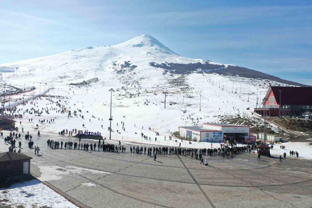 Sivas Yıldızdağı kar ve kayak tutkunlarının akınına uğradı
