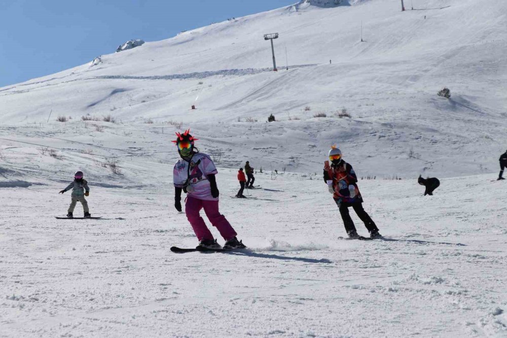 Sivas Yıldızdağı kar ve kayak tutkunlarının akınına uğradı