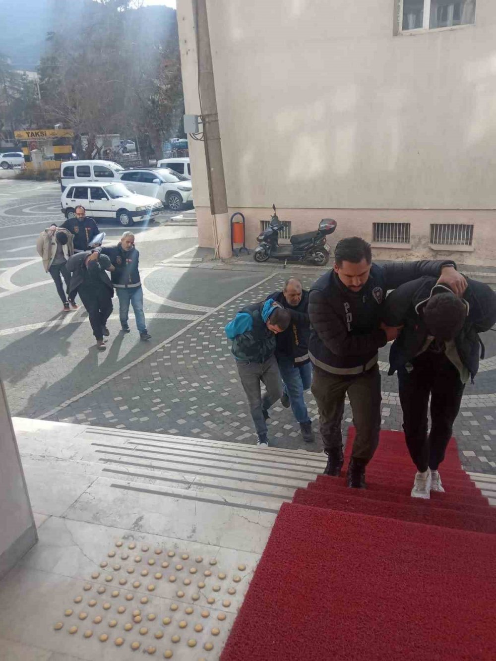 Konya’da kaçak içki ve uyuşturucu operasyonu: Şehir dışından getirdi, satamadan yakalandı