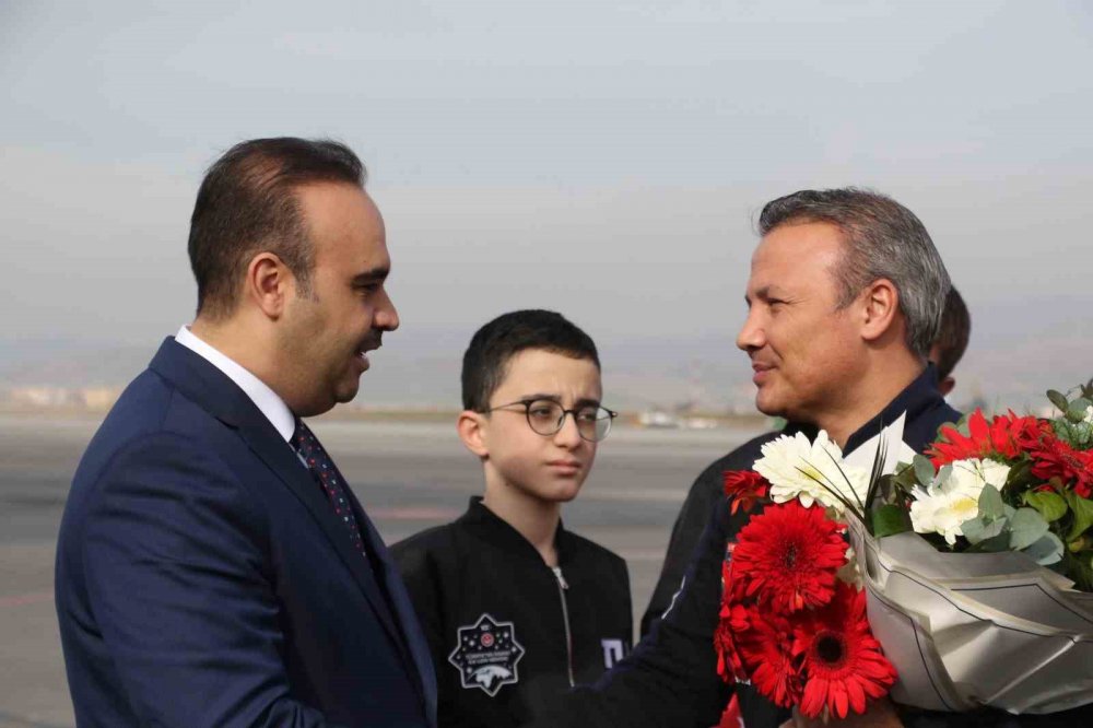 Türk Astronot Alper Gezeravcı'ya Ankara'da çiçekli karşılama