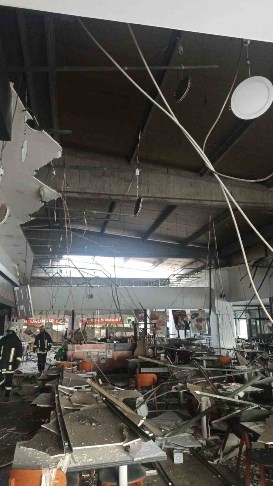 Köfteci Yusuf'un tavanı çöktü, onlarca kişi ölümden döndü