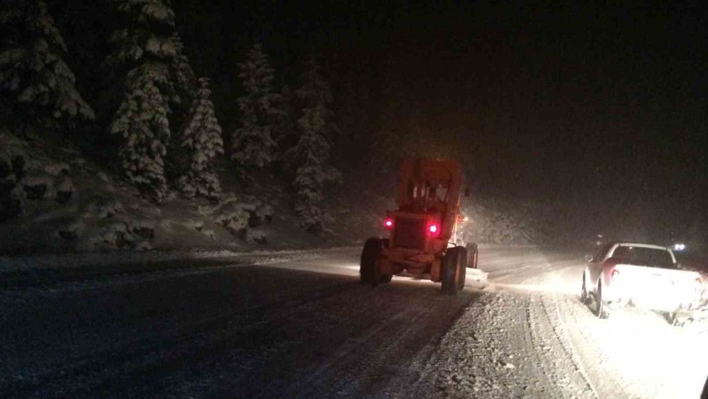 Antalya-Konya kara yolunda son durum: Kar kalınlığı 15 santime ulaştı
