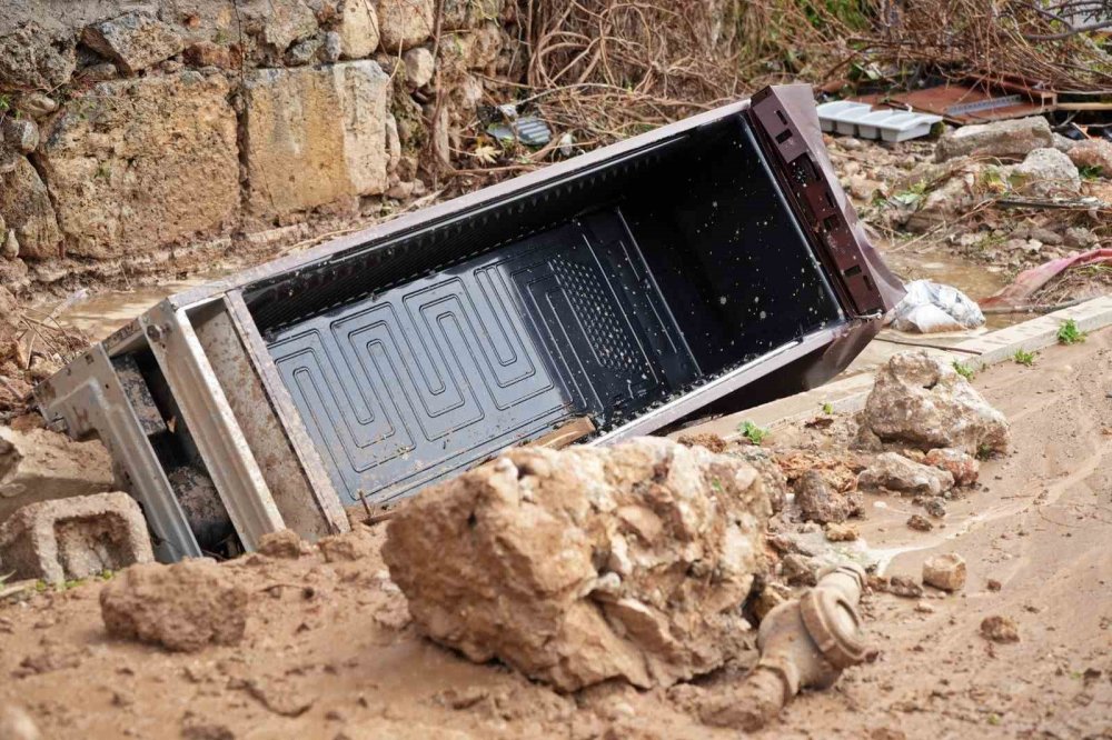 Tarihi Kaleiçi surları yağışa dayanamadı