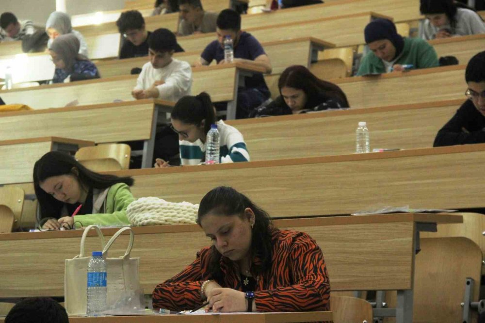 Konya'da Yapılan Ücretsiz TYT Deneme Sınavına 5 Bin Öğrenci Katıldı