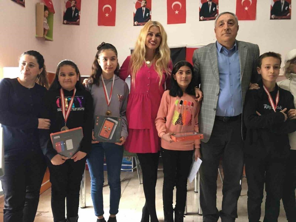 Tuğba Özay, Konya'da babasının adına düzenlenen şiir yarışmasına katıldı