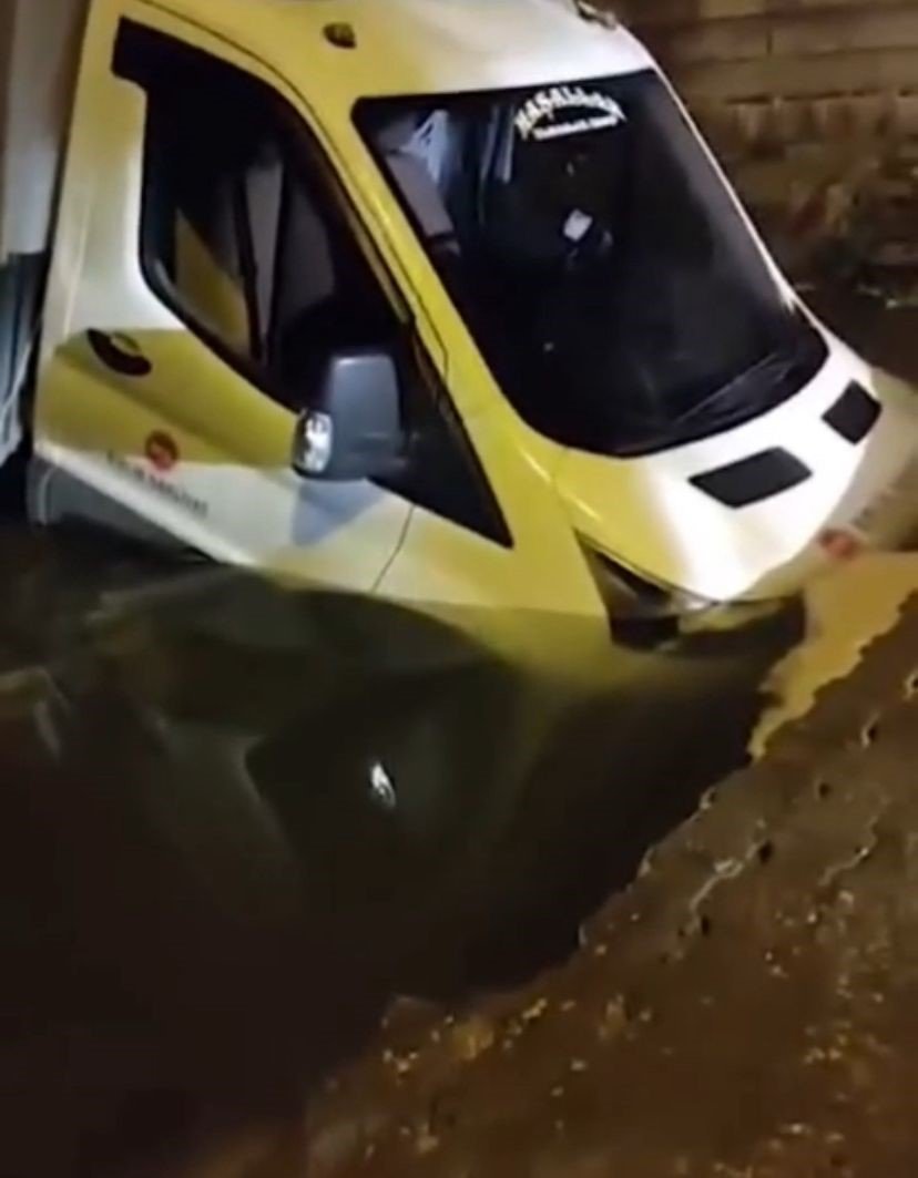 Kamyonet çöken yola düştü