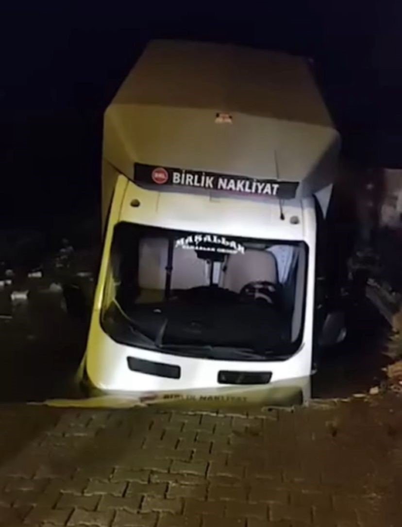 Kamyonet çöken yola düştü