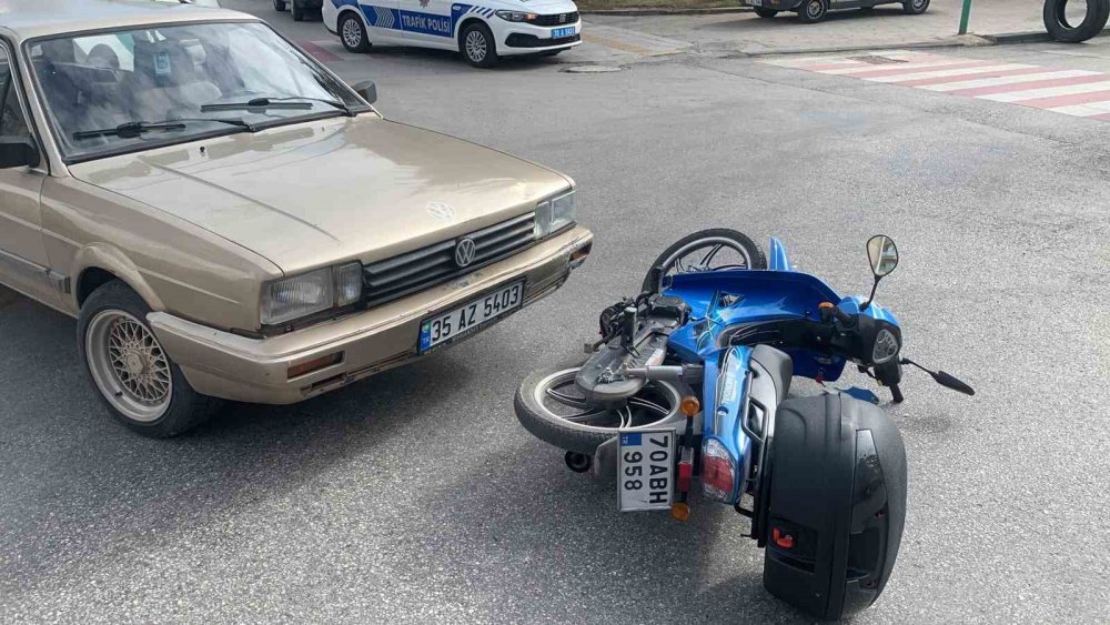 Otomobil ile motosikletin çarpışma anı kameraya yansıdı