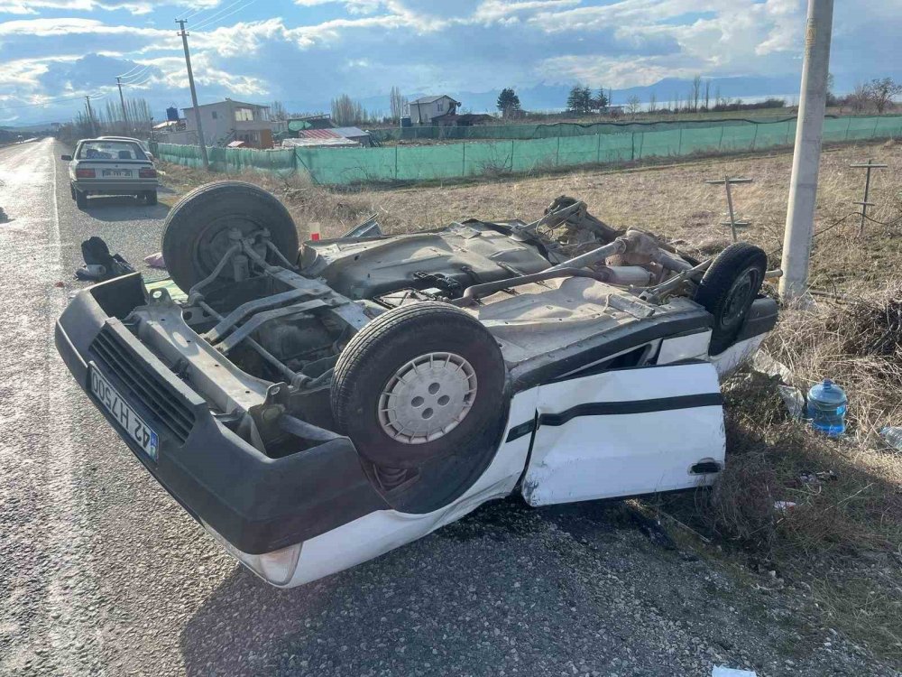 Konya'da kontrolden çıkan otomobil takla attı: 2 yaralı