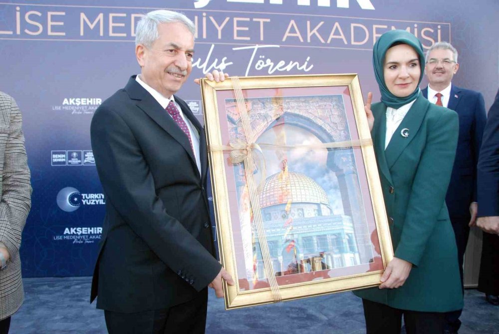 Bakan Göktaş, Akşehir'de Lise Medeniyet Akademisi'nin açılışını yaptı