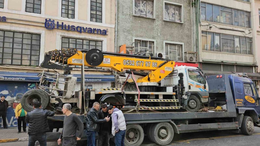 Freni boşalan vinç, başka bir vince çarparak savurdu! Faciadan dönüldü
