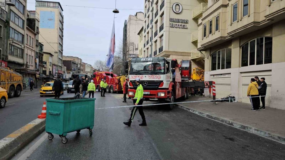 Freni boşalan vinç, başka bir vince çarparak savurdu! Faciadan dönüldü