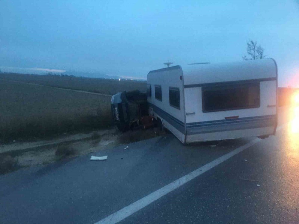 Arkasında karavan bağlı otomobil Karapınar-Konya yolunda kaza yaptı